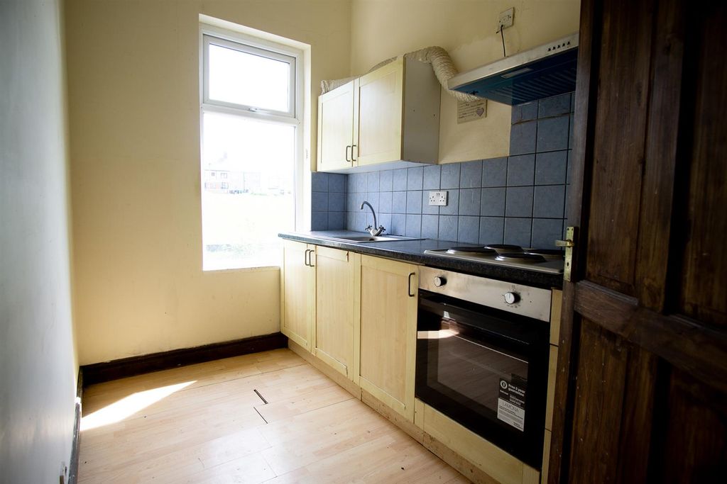 Property photo 3 of 6 Kitchen