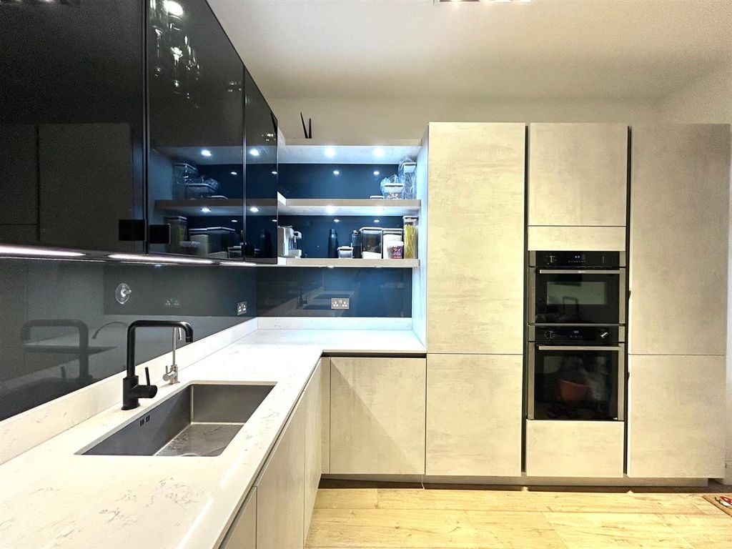 Property photo 3 of 15 Kitchen 5.Jpg