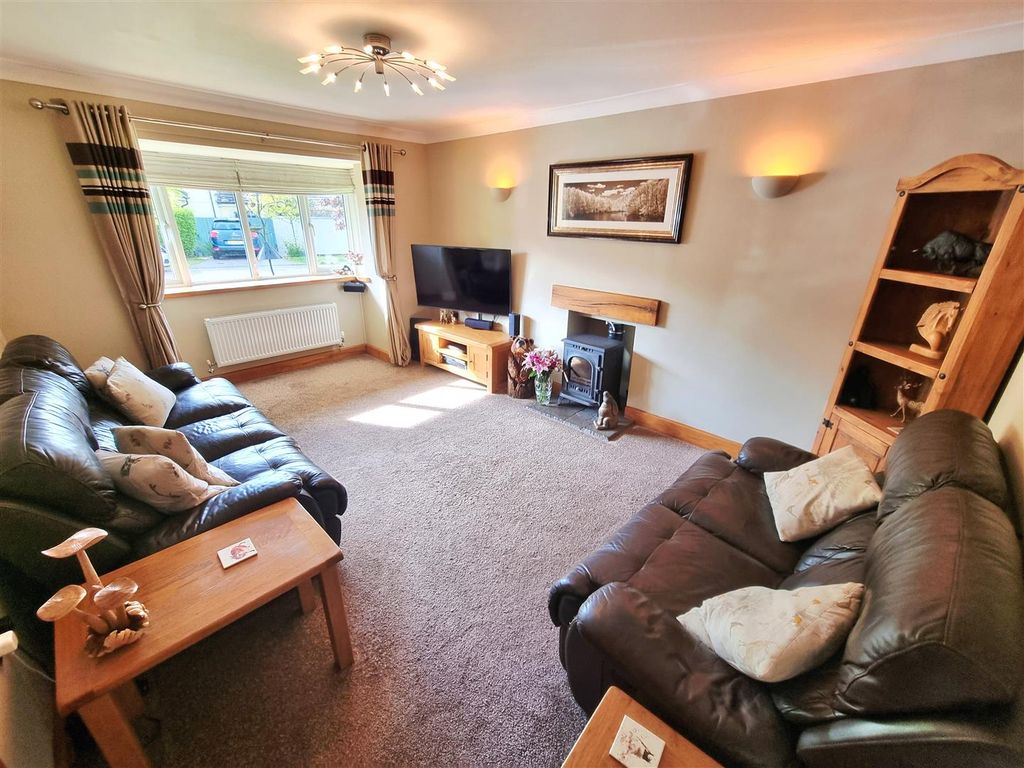 Property photo 2 of 21 Sitting Room.Jpg