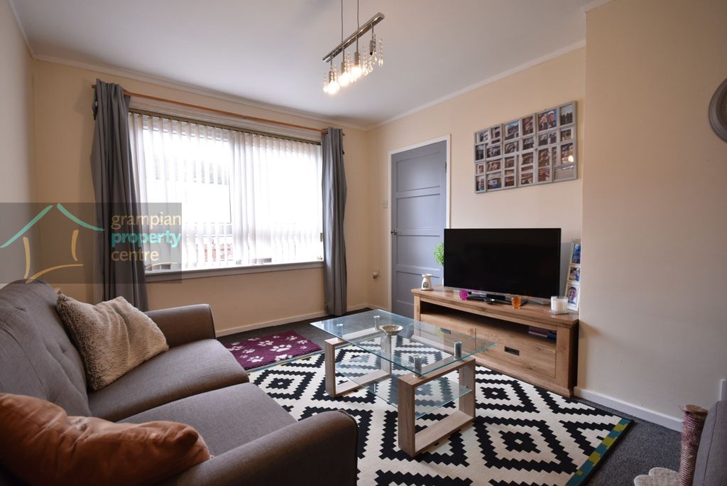 Property photo 3 of 19 Lounge 3