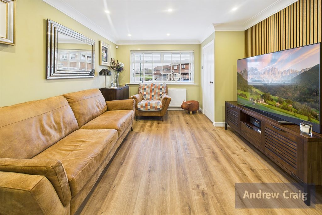 Property photo 3 of 18 Lounge