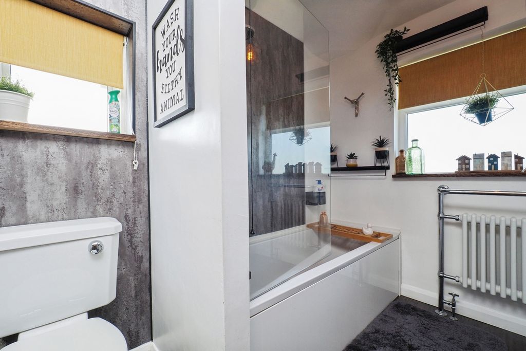 Property photo 3 of 23 Bathroom