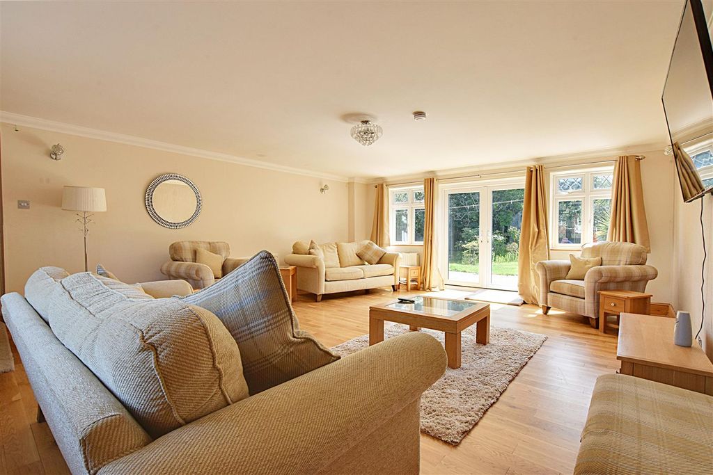 Property photo 2 of 32