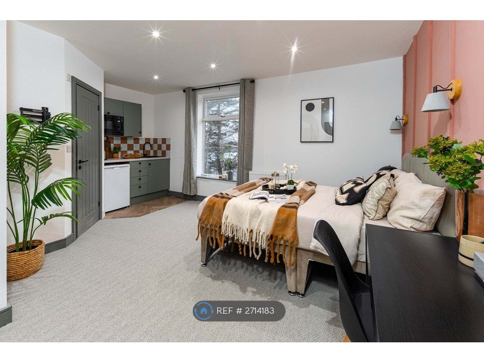 Property photo 1 of 17 Room 5