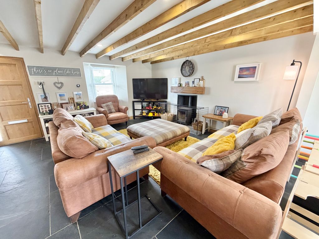 Property photo 1 of 18 Living Room
