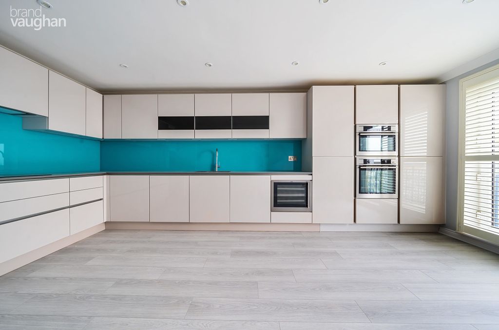 Property photo 3 of 11 Kitchen