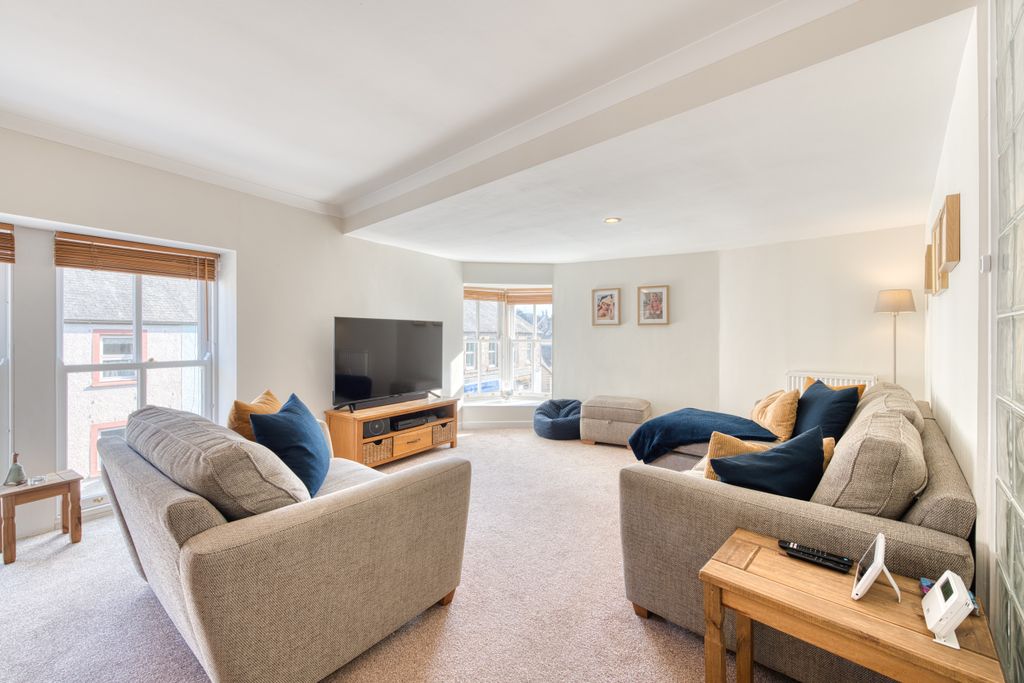 Property photo 2 of 31
