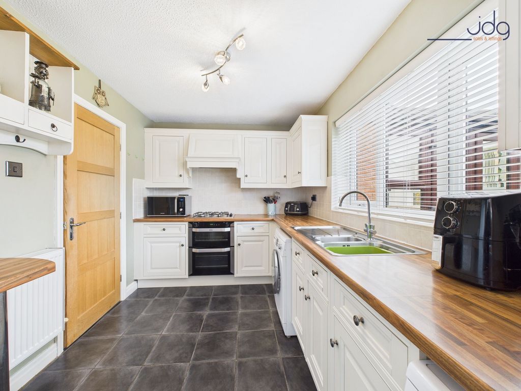 Property photo 3 of 16 Kitchen