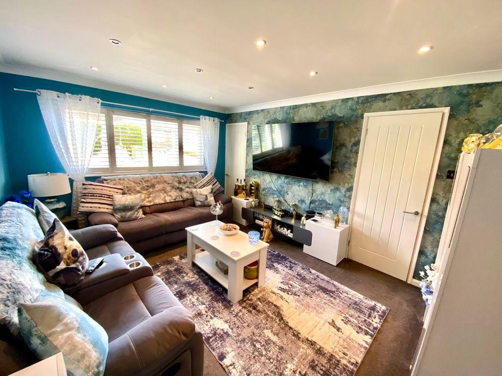 Property photo 2 of 17 Lounge