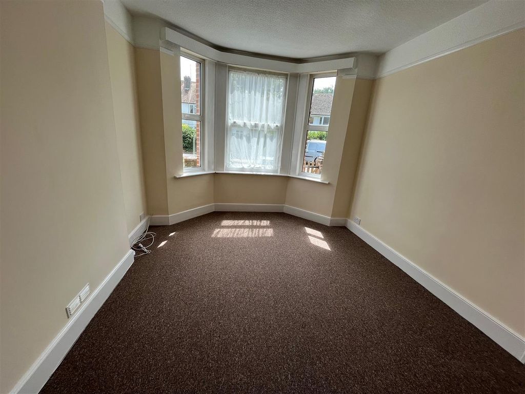 Property photo 2 of 9 Front Lounge.Jpg