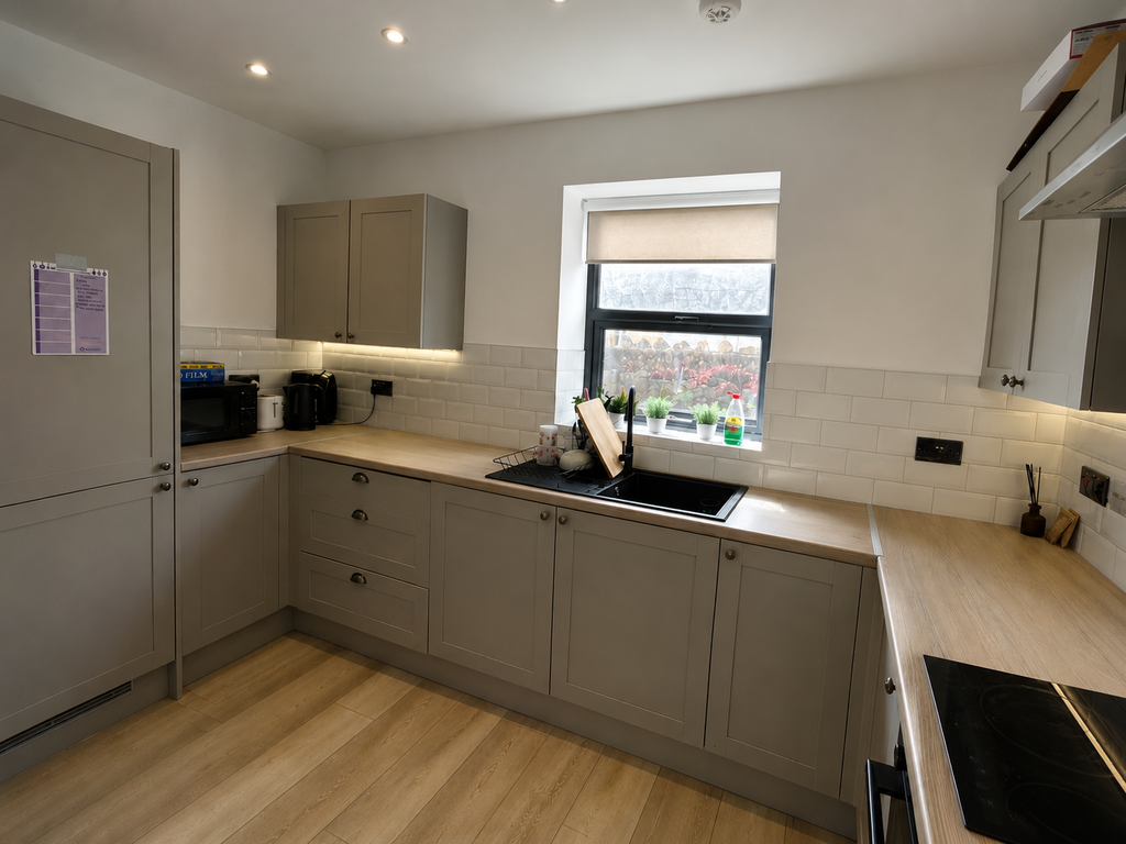 Property photo 2 of 6 Kitchen