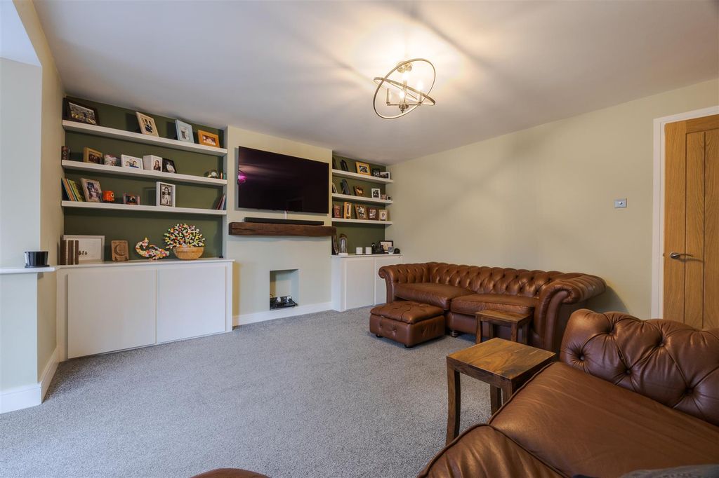 Property photo 3 of 18 Lounge