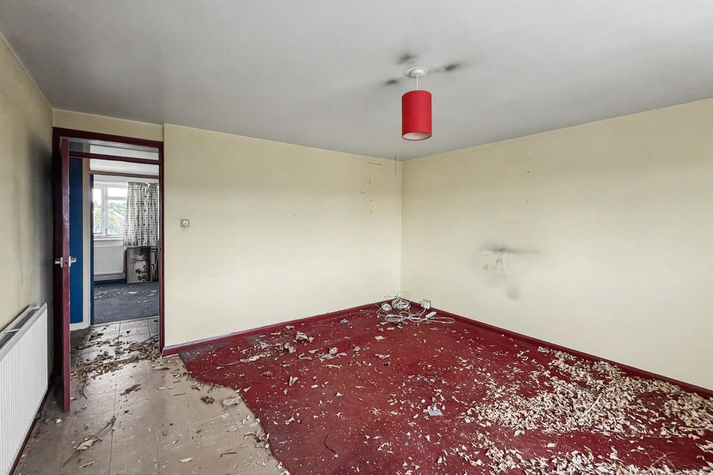 Property photo 2 of 12 318 Grand Drive, Raynes Park, London, Sw20 9Nq