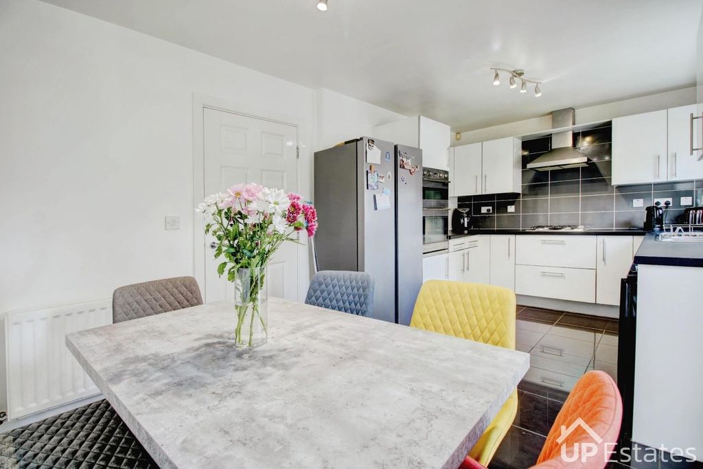 Property photo 2 of 28