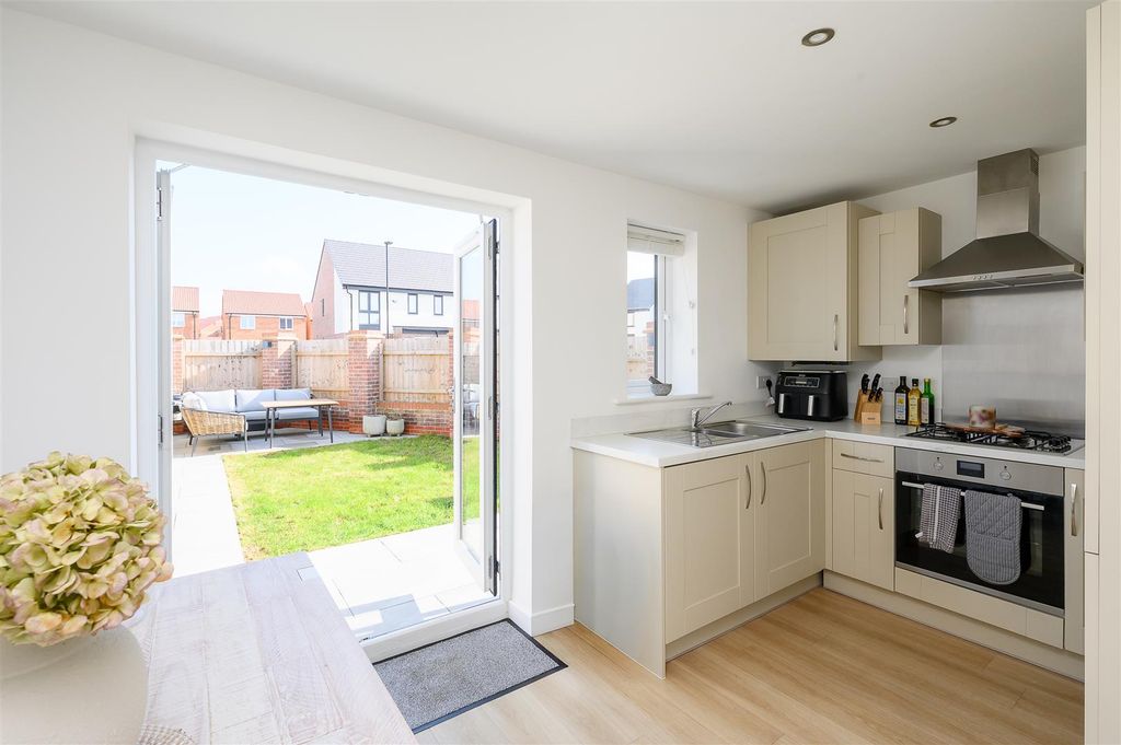 Property photo 3 of 16 Kitchen/Dining