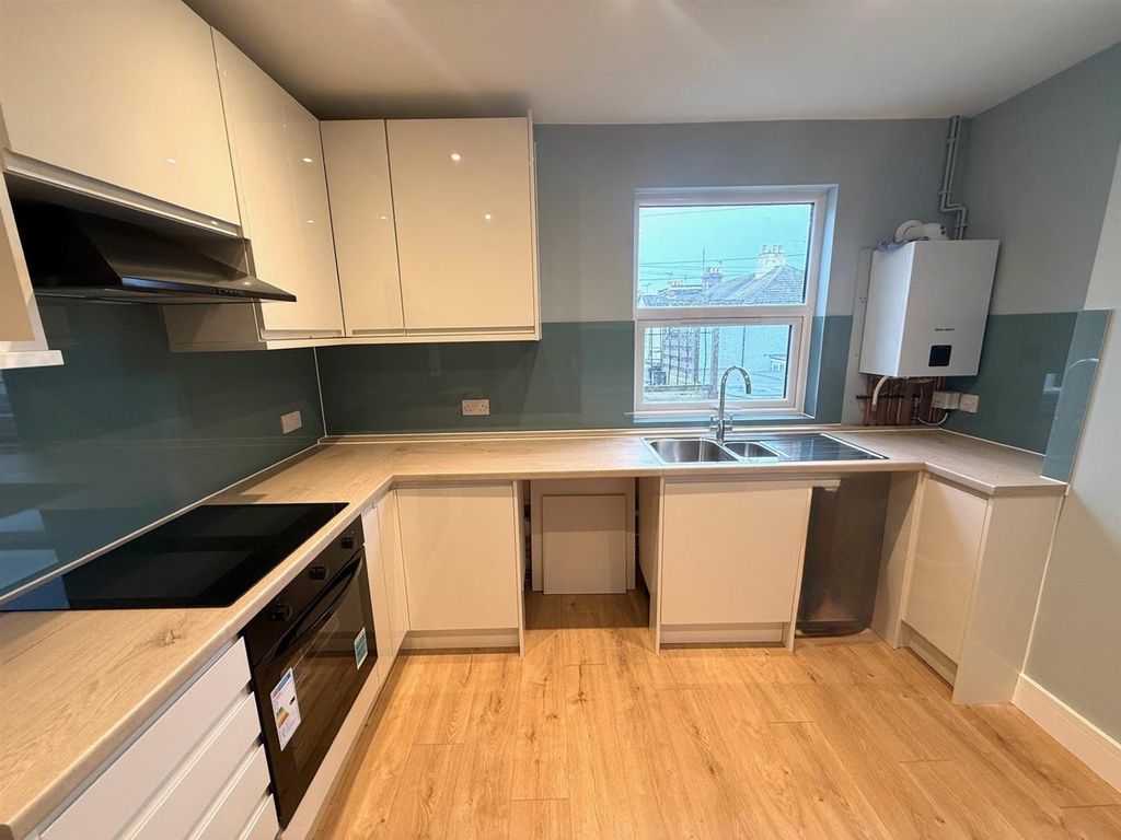 Property photo 2 of 11 01323 438506