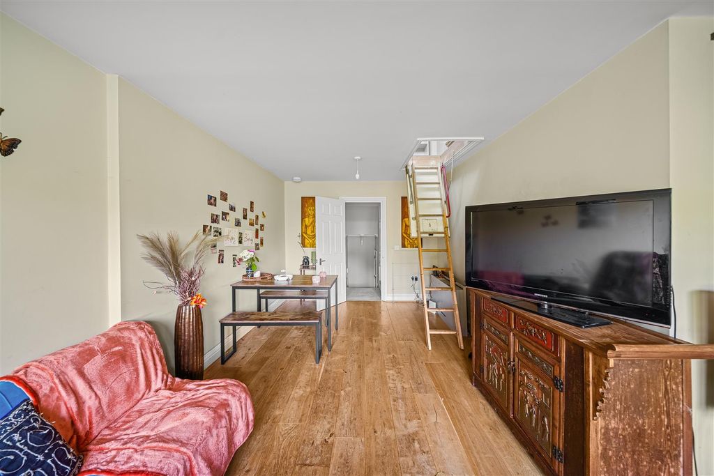 Property photo 2 of 15 Ingall House-03.Jpg