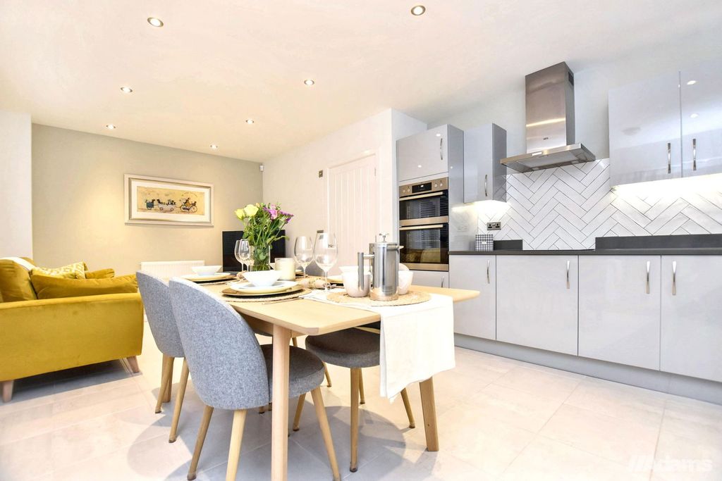 Property photo 2 of 28