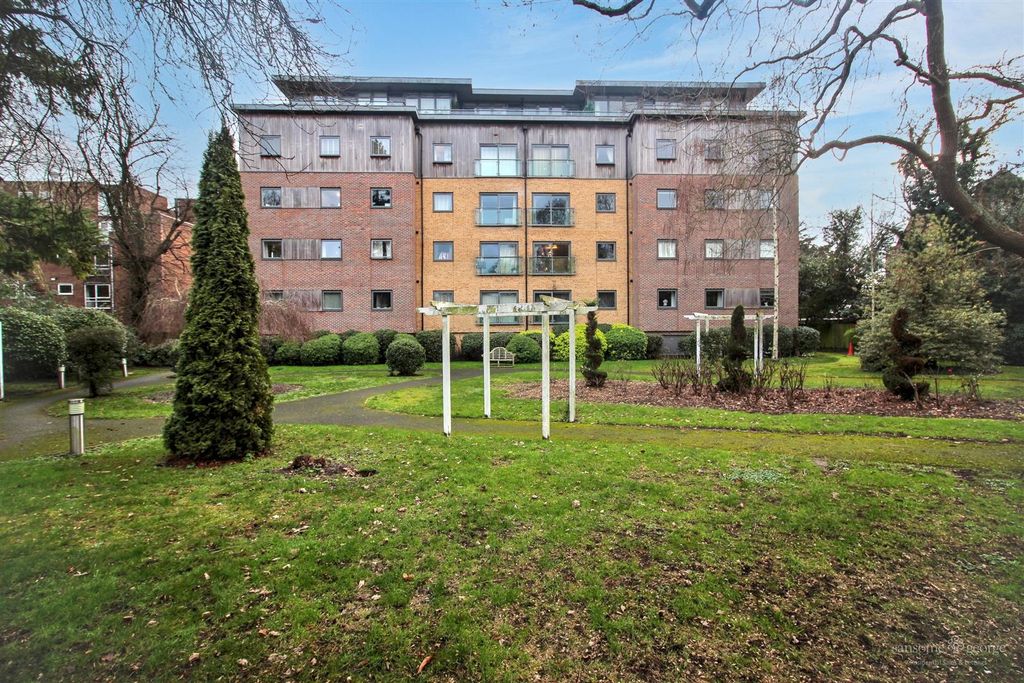 Property photo 1 of 16 Residents Communal Gardens