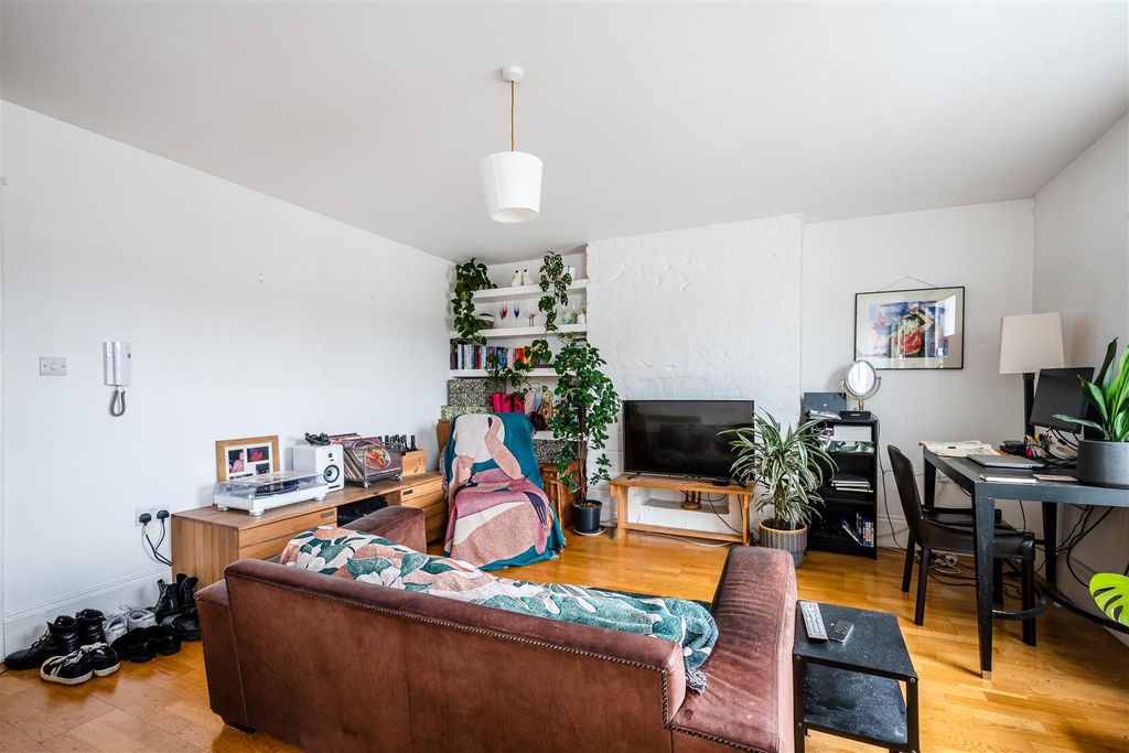 Property photo 3 of 7 Forest Rd 95 F4 - 2