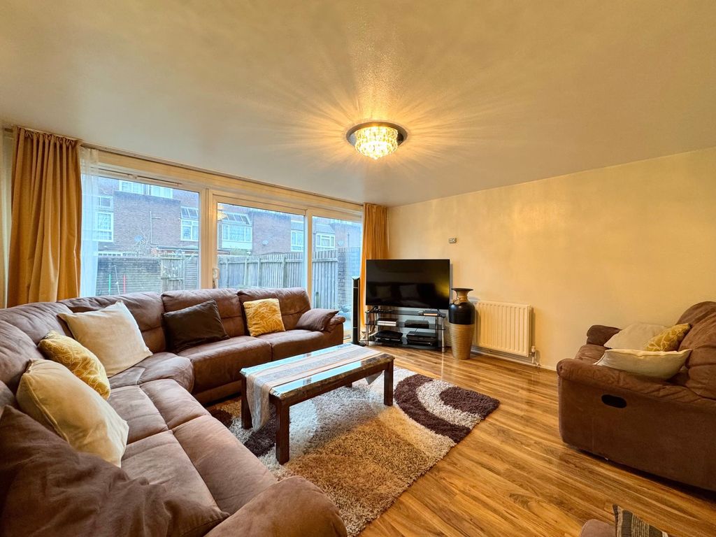 Property photo 2 of 16 Lounge