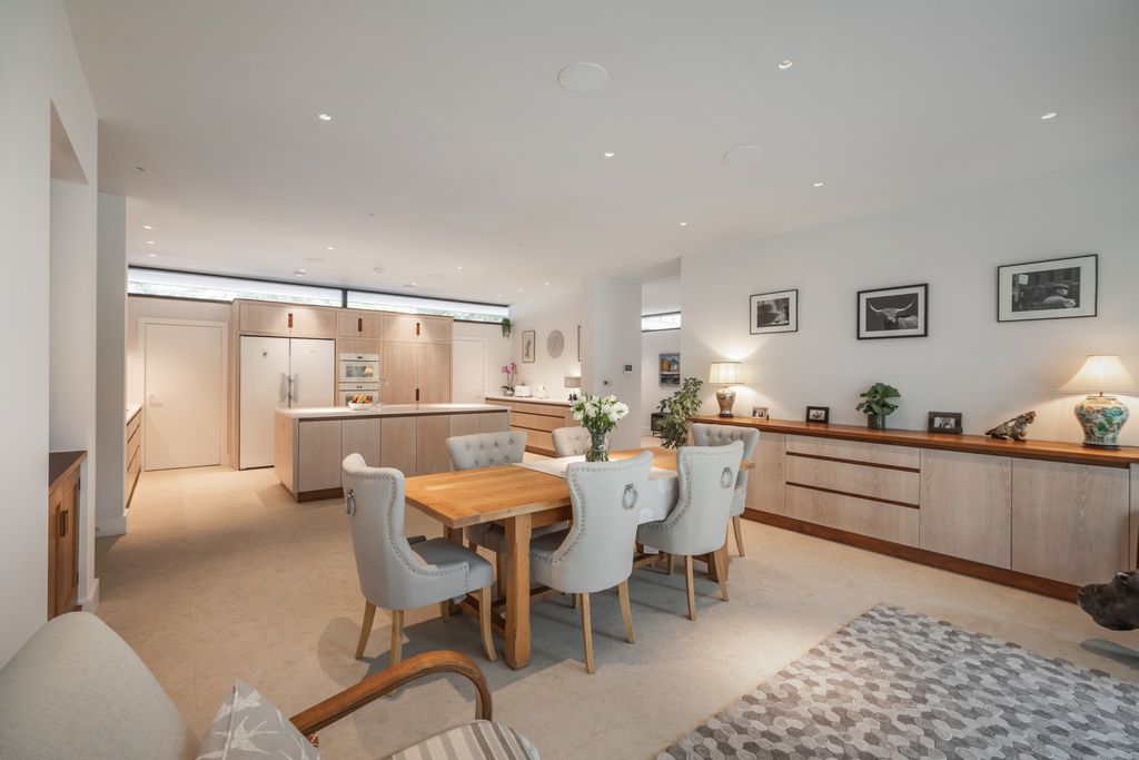 Property photo 2 of 25 Breakfast Room