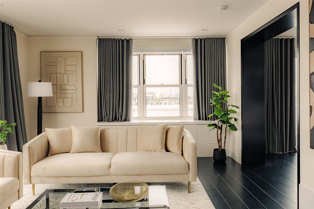 Property photo 3 of 24 Seating Space