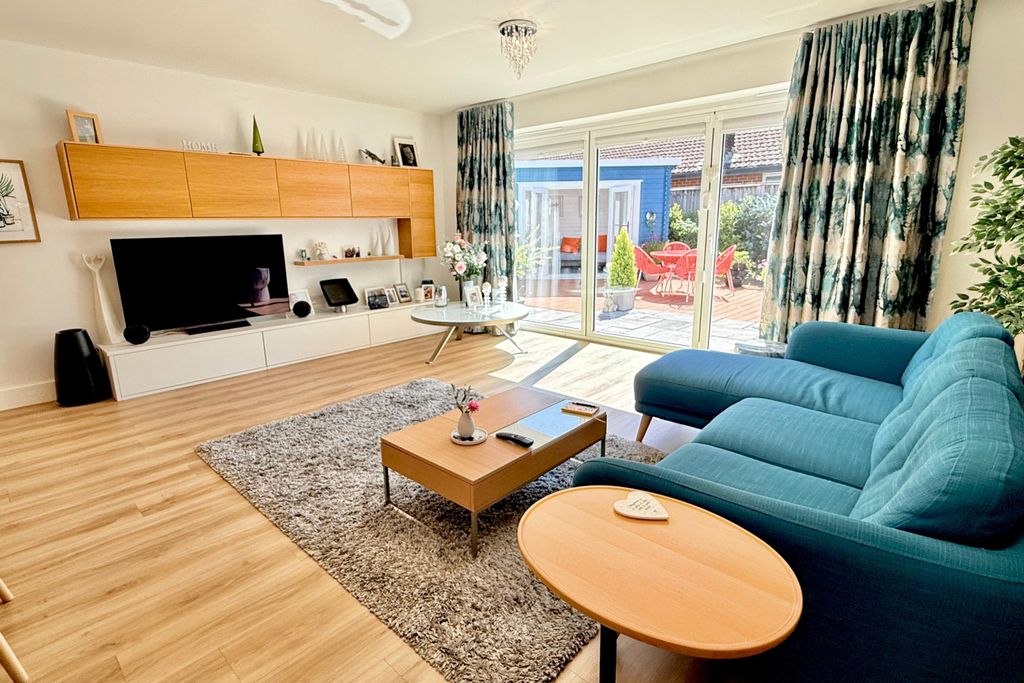 Property photo 3 of 29 Woolsbridge Road (6)