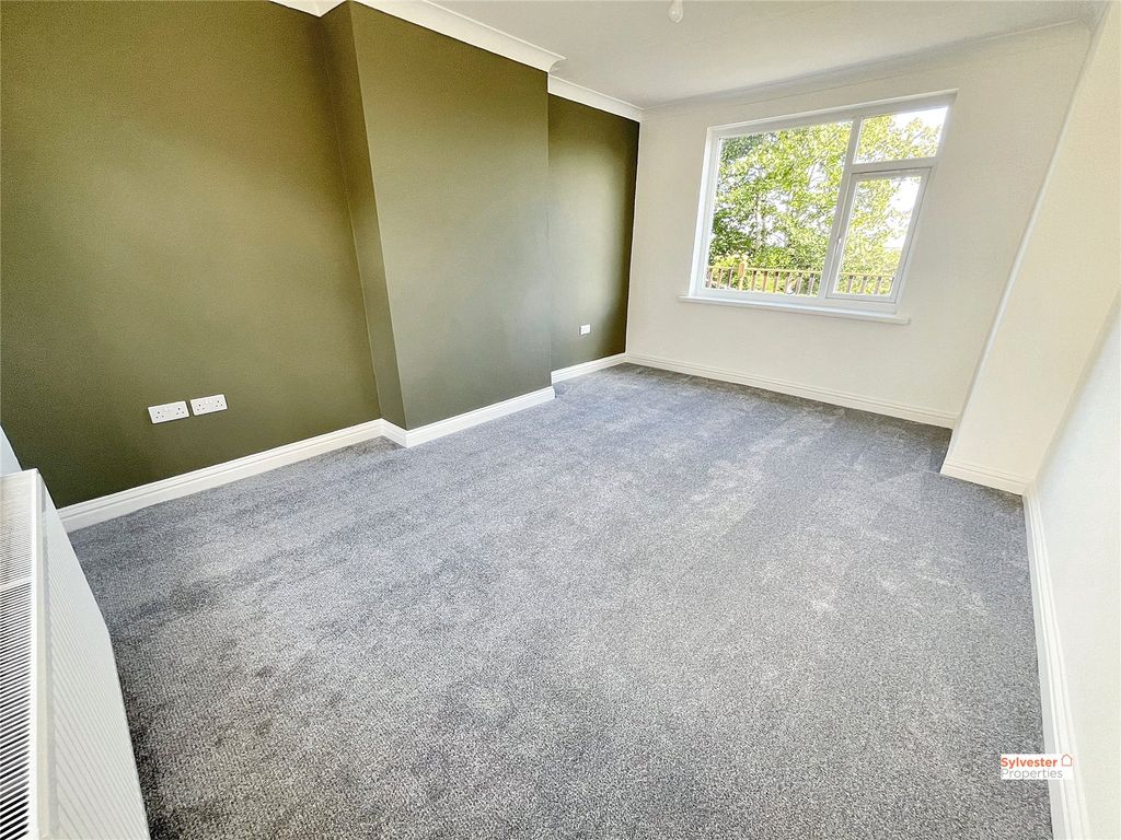 Property photo 2 of 18 Picture No. 12