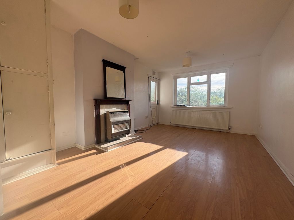 Property photo 2 of 11 1