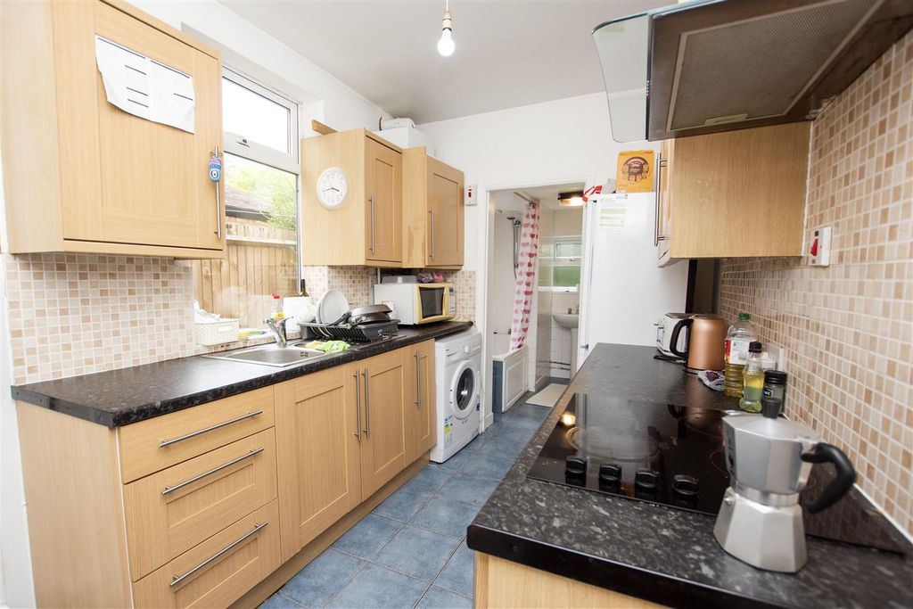Property photo 3 of 8 Approach