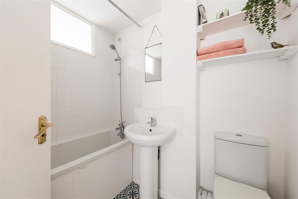 Property photo 3 of 14 Carnarvon Road E15