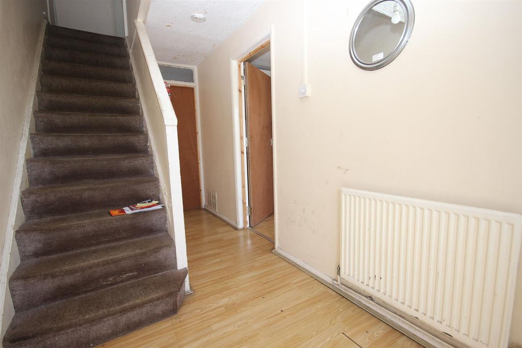 Property photo 3 of 7 Entrance Hall