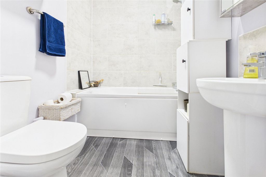 Property photo 2 of 9 Bathroom