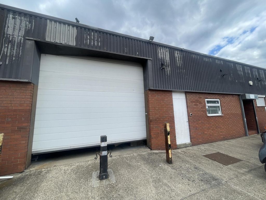 Property photo 1 of 19 Garage