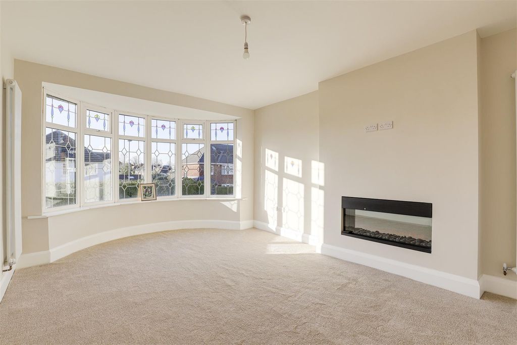 Property photo 3 of 28 12395.Jpg