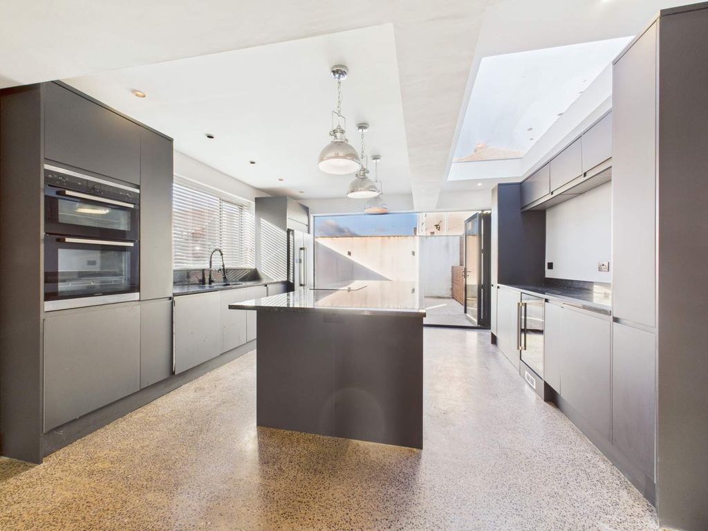 Property photo 2 of 17 Kitchen