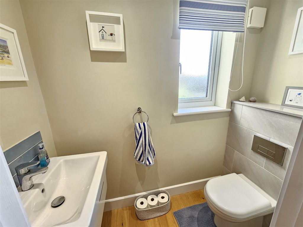 Property photo 3 of 24 Cloakroom.Jpg