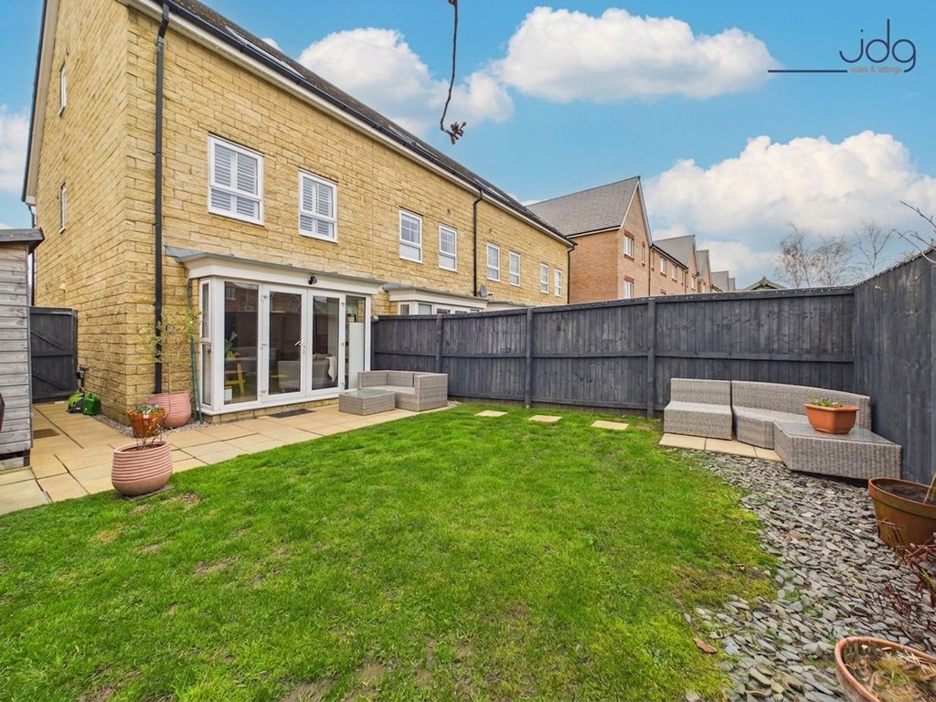 Property photo 2 of 15 South-Facing Garden With A Lawn And Patio