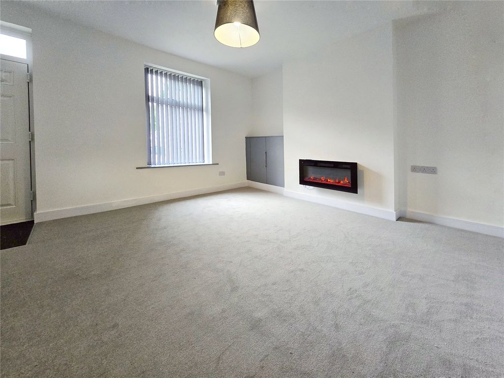 Property photo 3 of 16 Lounge