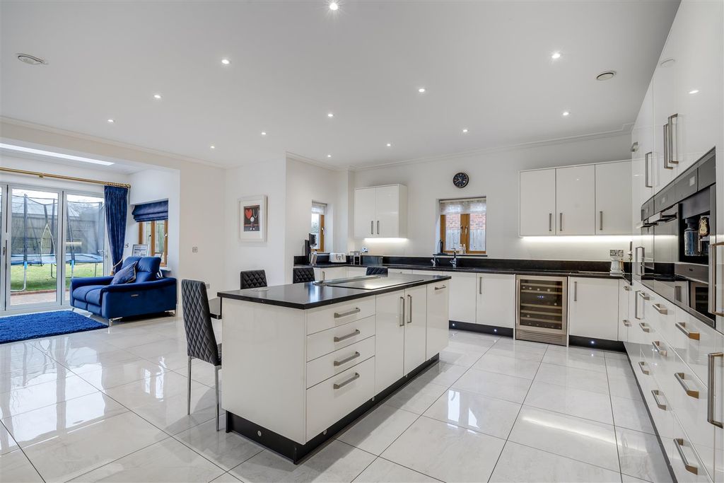 Property photo 3 of 41 8677273-Interior10.Jpg