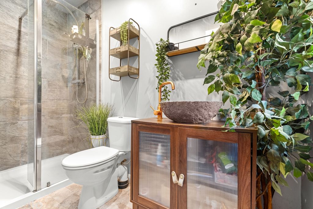 Property photo 2 of 21 Ensuite