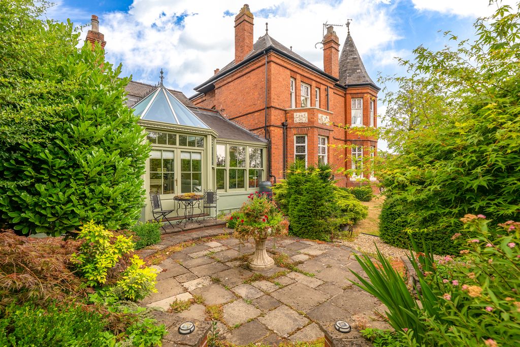 Property photo 2 of 43