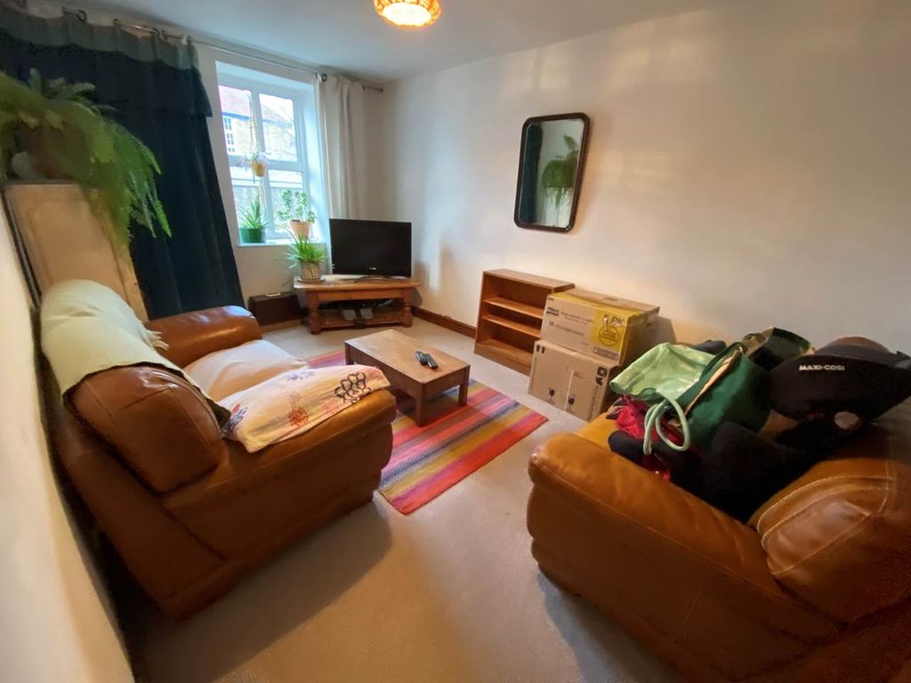Property photo 3 of 11 Lounge