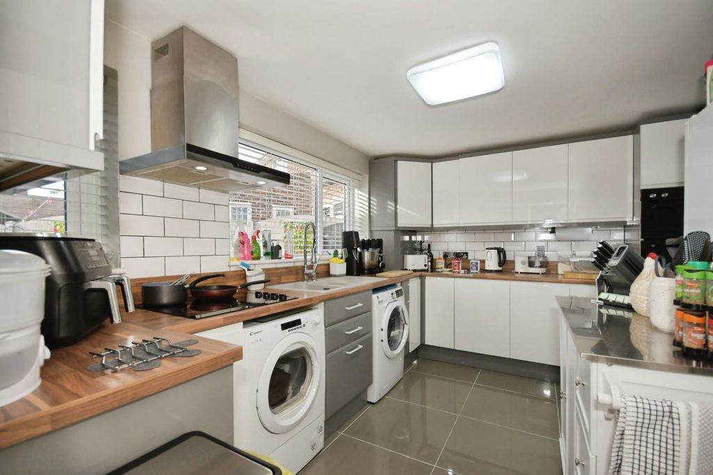 Property photo 2 of 17 Kitchen 01.Jpg