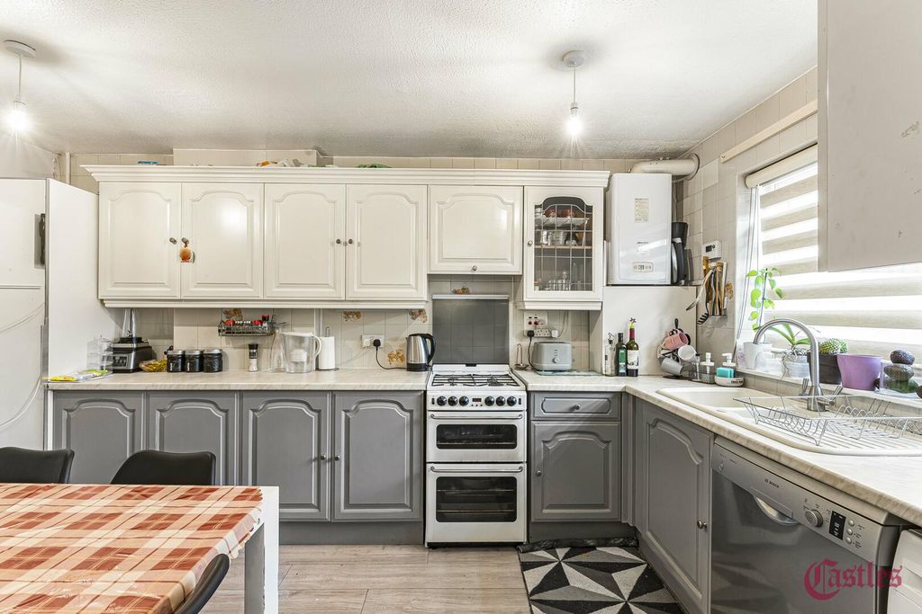 Property photo 3 of 21 Kitchen