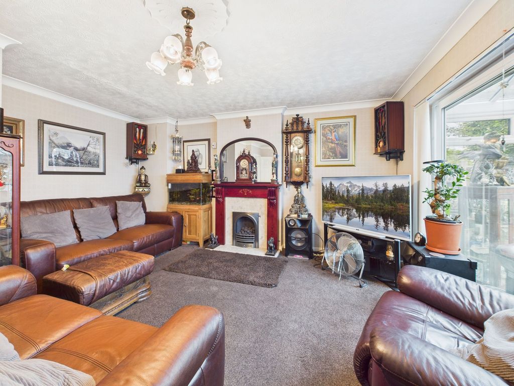 Property photo 2 of 16 Lounge