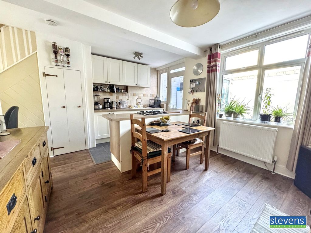 Property photo 3 of 15 Image00009