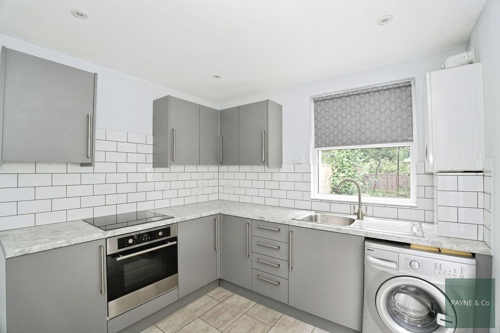 Property photo 2 of 17 Ground Floor Flat