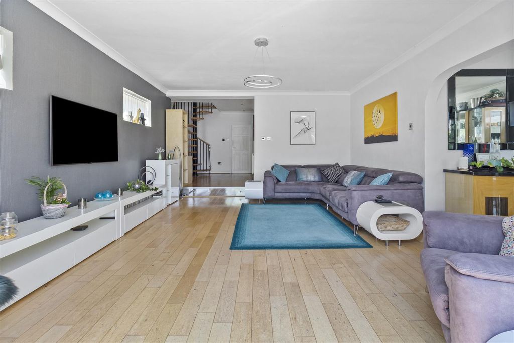 Property photo 3 of 25 Southways Avenue 8_002.Jpg